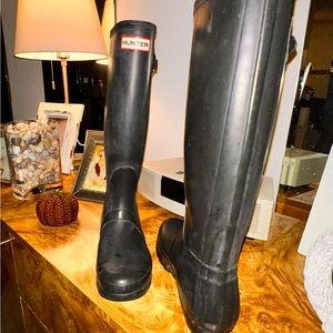 HUNTER TALL BLK WOMENS RAIN-BOOT. SIZE 7